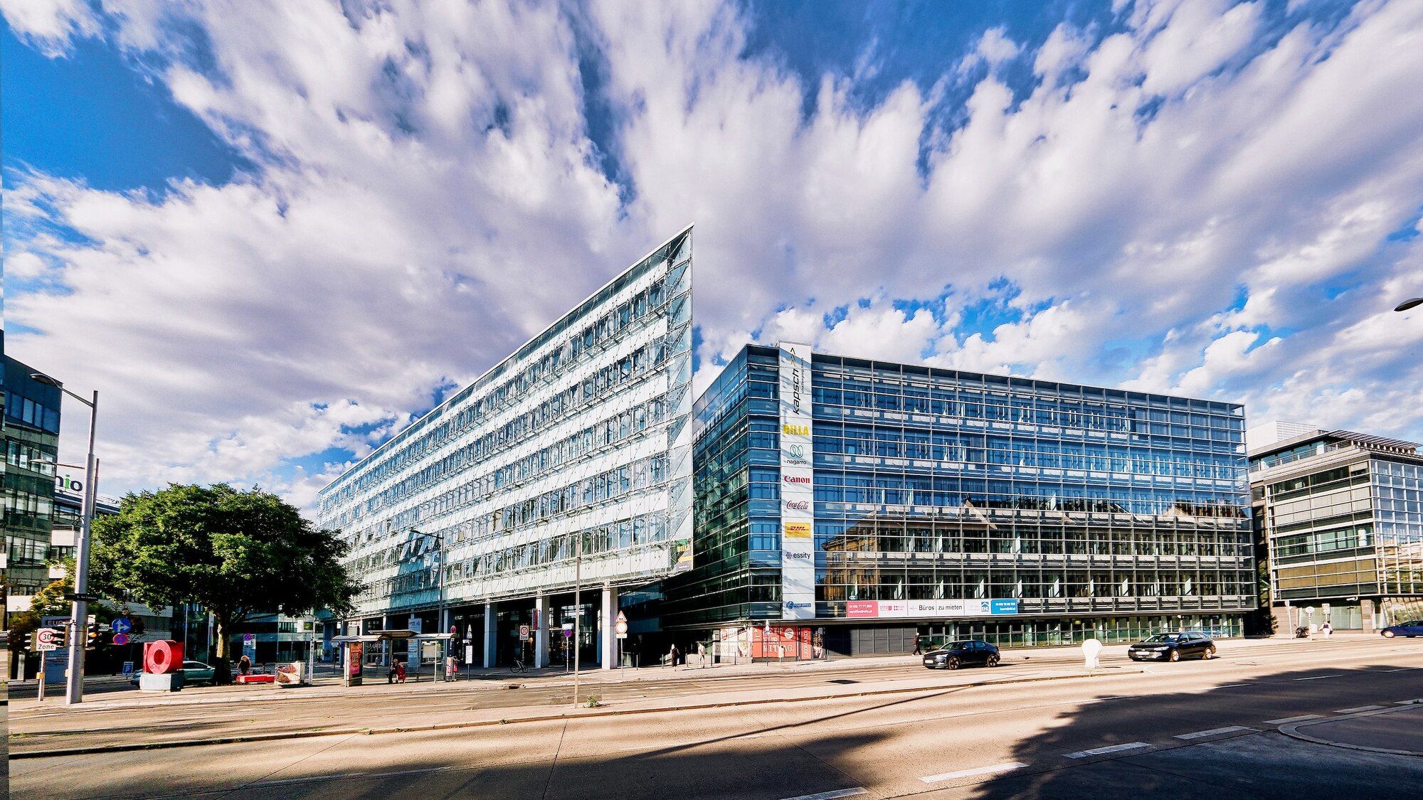 Panoramaaufnahme des modernen EuroPlaza Bürokomplexes und der modernen Architektur in Wien bei bewölktem Himmel