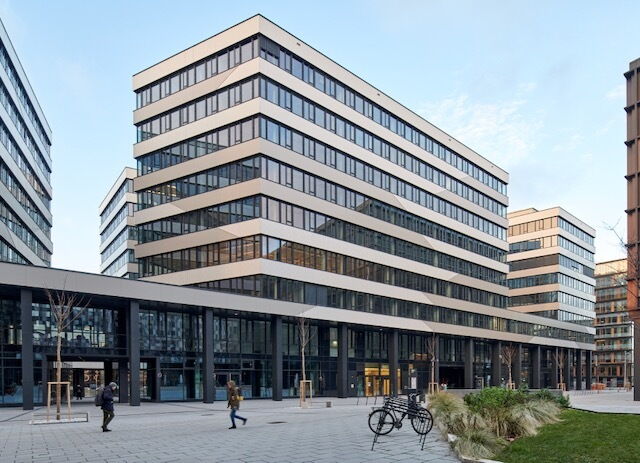 Moderne Bürogebäude und Außenarchitektur am Quartier Belvedere Central in Wien von Toni Rappersberger
