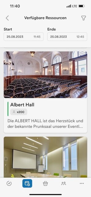 Mobiltelefon-Ansicht mit verfügbaren Ressourcen, darunter der Prunksaal Albert Hall für 200 Personen und Datumsfilter für die Buchung.