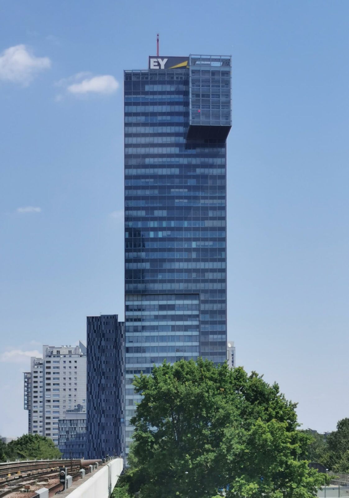 Moderner Wolkenkratzer IZD Tower in Wien vor klarem blauen Himmel
