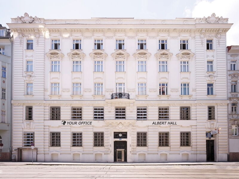 Klassische weiße Fassade des Your Office Albert Hall Gebäudes mit traditionellen architektonischen Details und großen Fenstern
