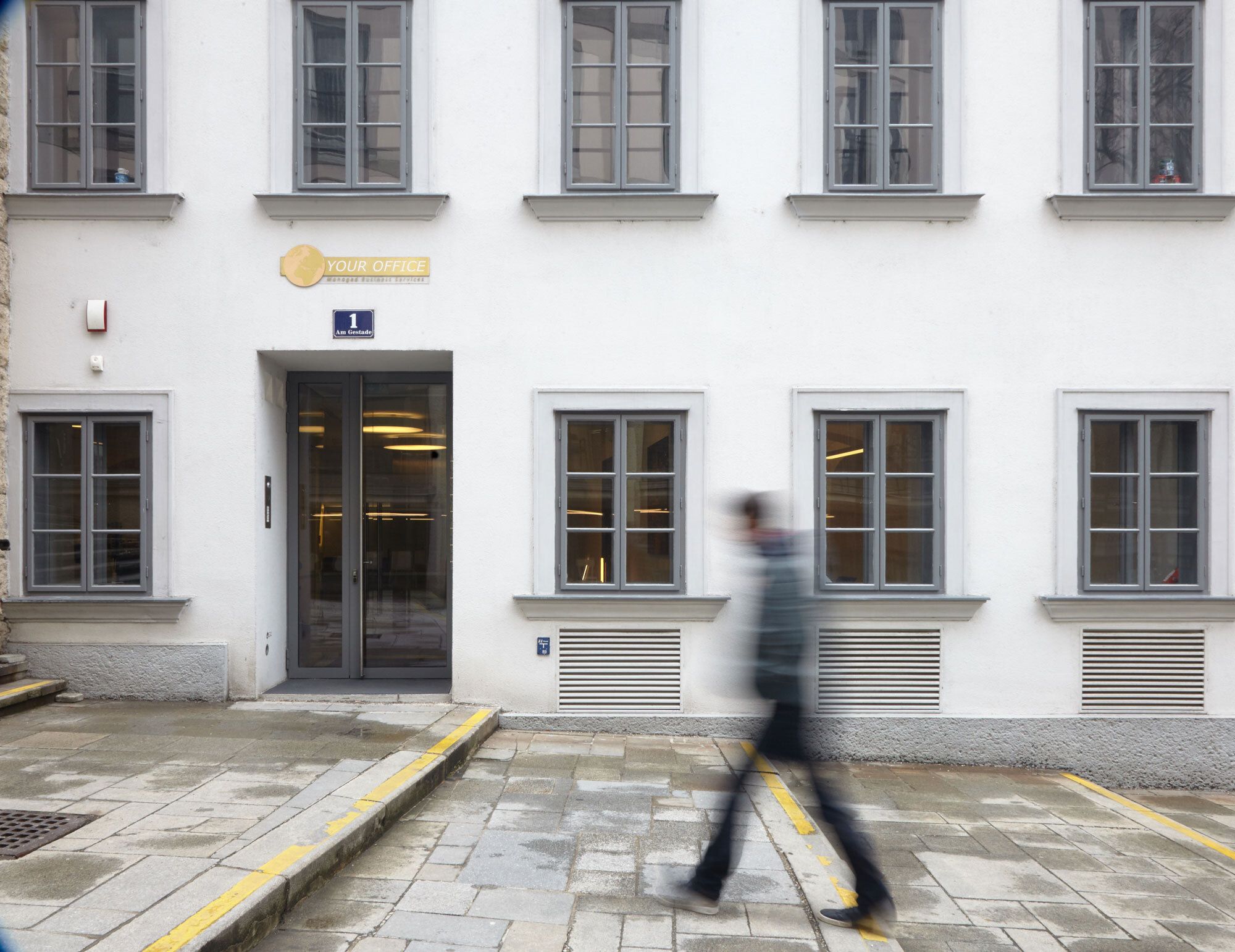 Moderner Büroeingang am Gestade 1 mit Your Office Beschilderung