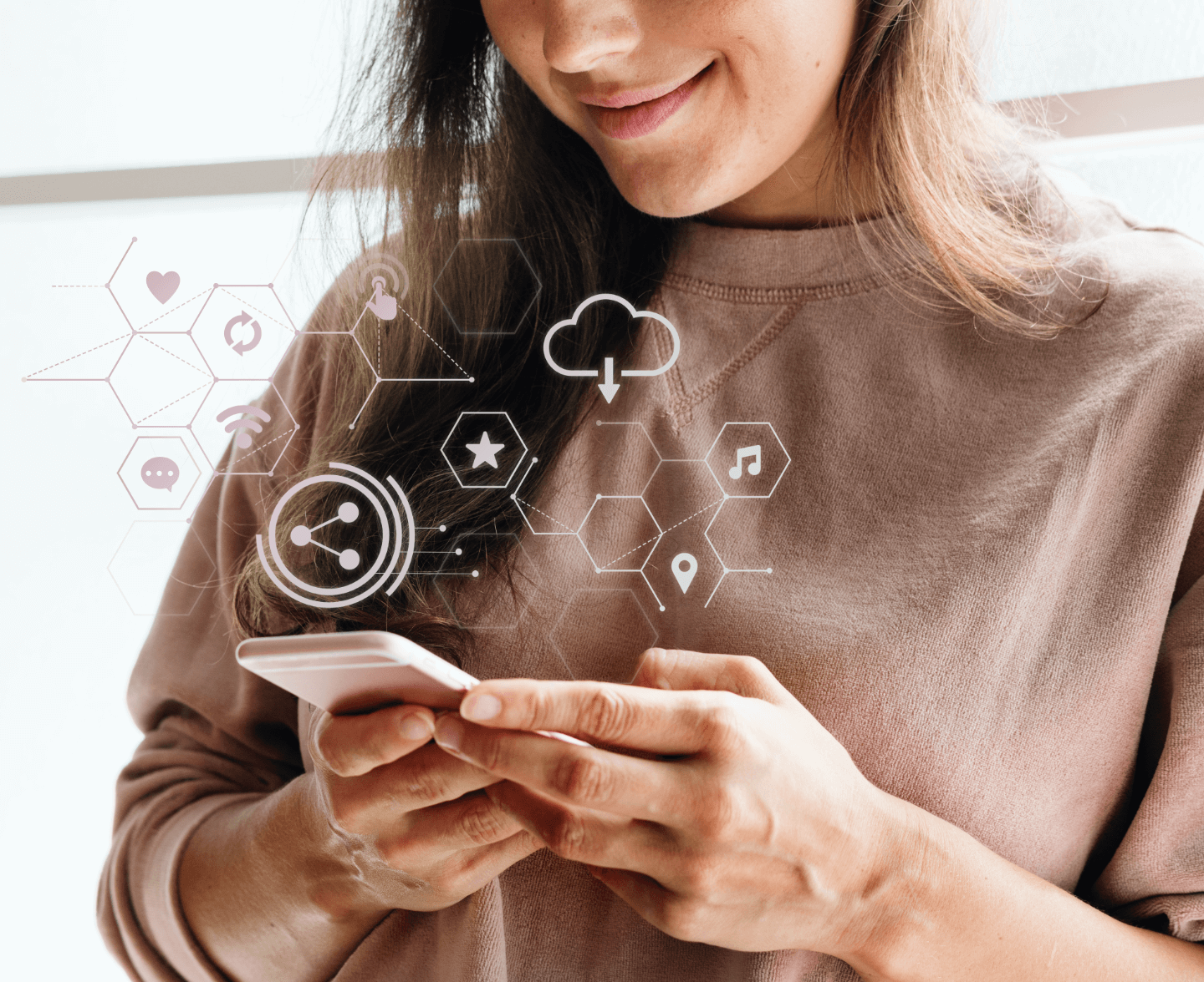 Eine Frau hält ein Smartphone, umgeben von digitalen Kommunikations- und Cloud-Symbolen, die ein virtuelles Büro repräsentieren.