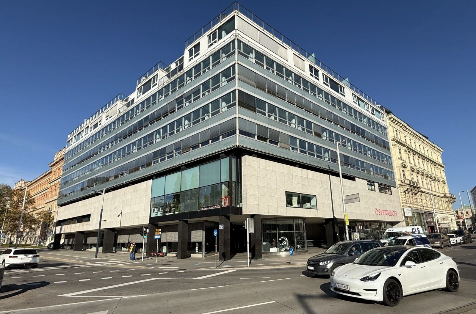 Moderne Architektur des Akademiehof Gebäudes mit YOUR OFFICE Räumlichkeiten vor klarem blauen Himmel