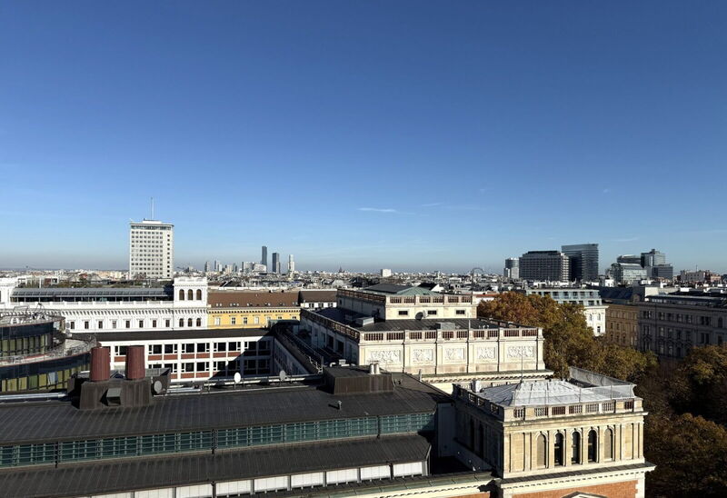 Panoramablick über die Wiener Skyline und historische Gebäude vom Haus der EU an einem klaren Sonnentag