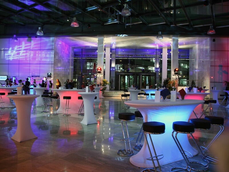 Geräumige moderne Galerie im Europlaza für eine Abendveranstaltung mit beleuchteten Stehtischen und Barhockern
