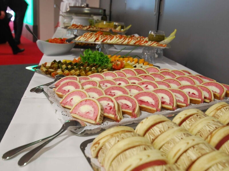 Ein reichhaltiges Catering-Buffet mit aufgeschnittenen rosa pikanten Rouladen und verschiedenen Vorspeisen bei einer Veranstaltung im Euro Plaza